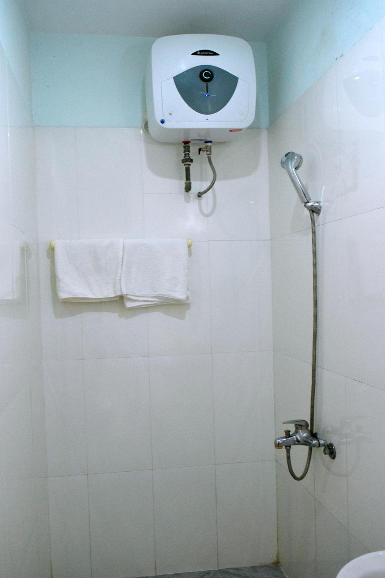 Nhat Le Hotel Hue Buitenkant foto